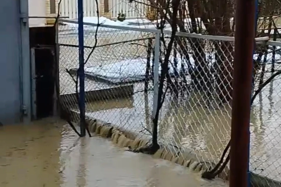 Вода ринулась во дворы. Фото: скриншот видео из соцсетей.
