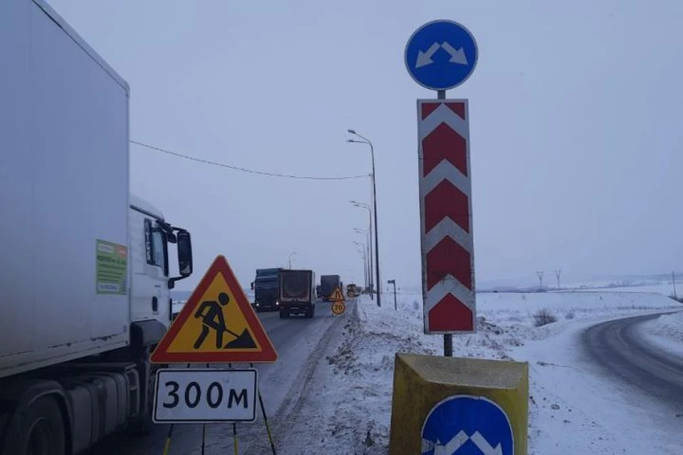 Автомобилистов просят сбавлять скорость на участке, где проводятся работы по очистке дороги от снега