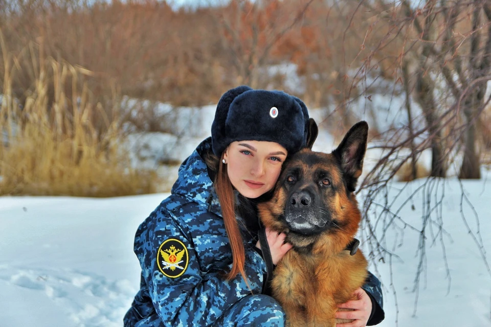 Инструктор-кинолог отдела охраны ИК-41 Анастасия Соловьева и собака Хлоя. Фото предоставлено пресс-службой ГУФСИН по Приморскому краю