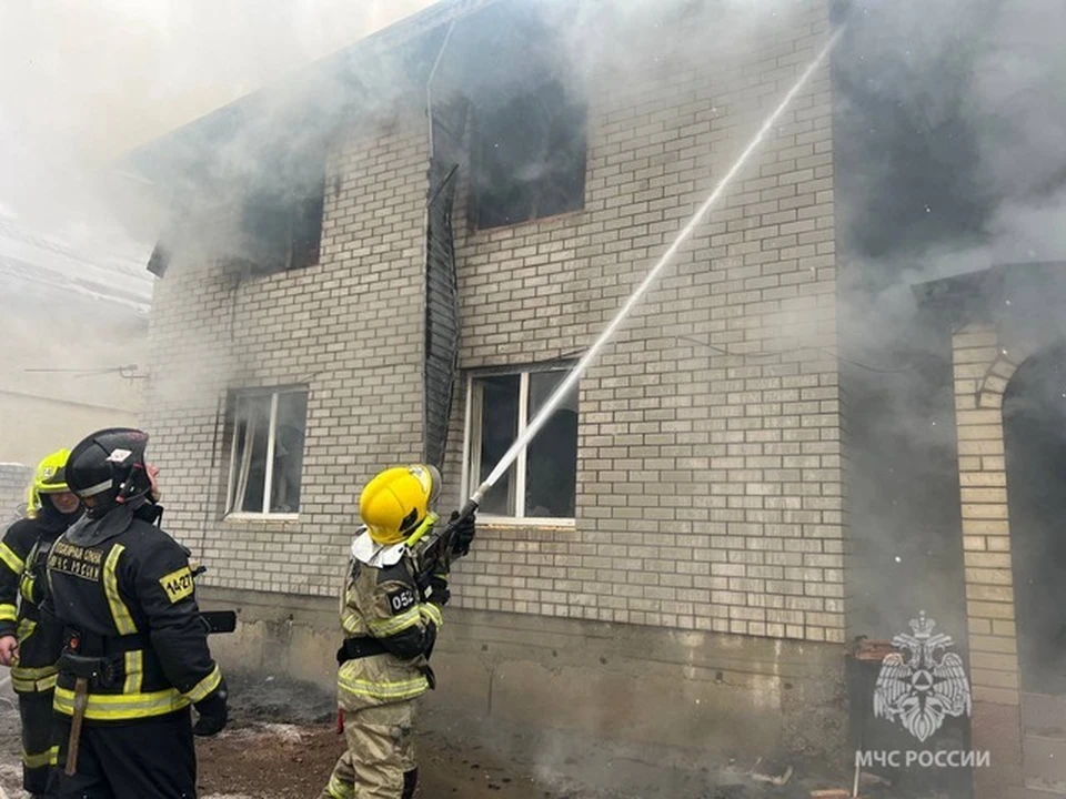 Пожарные тушат возгорание в двухэтажном частном доме. Фото: МЧС России по СК