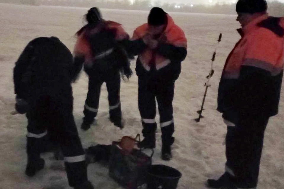 Липецкие спасатели сняли со льда реки Воронеж двух пьяных рыбаков