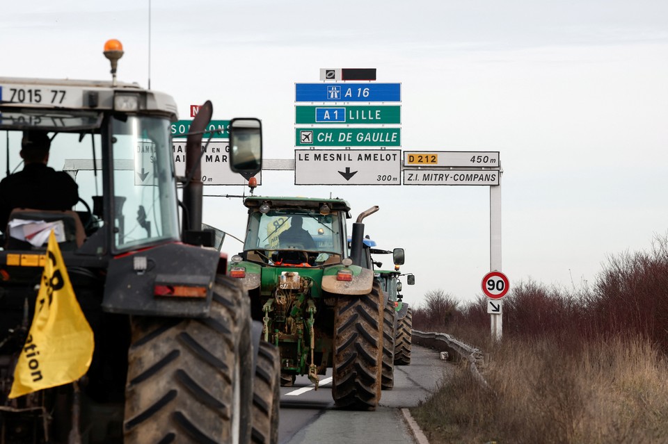 Трактор едет в Париж: французские фермеры начали блокировать столицу