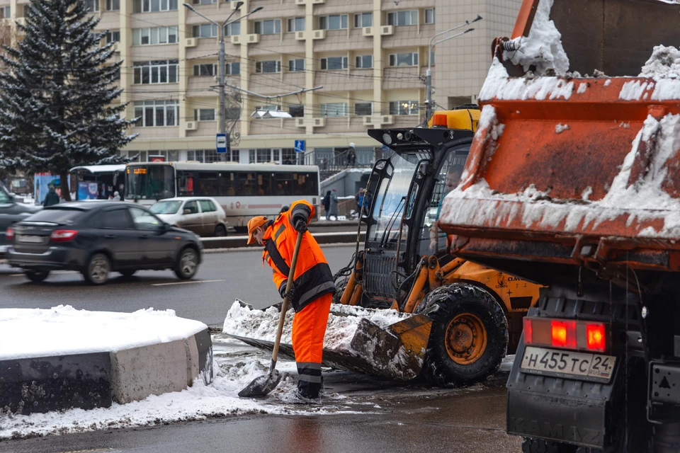На ночную уборку снега в Красноярске вывели больше 180 спецмашин