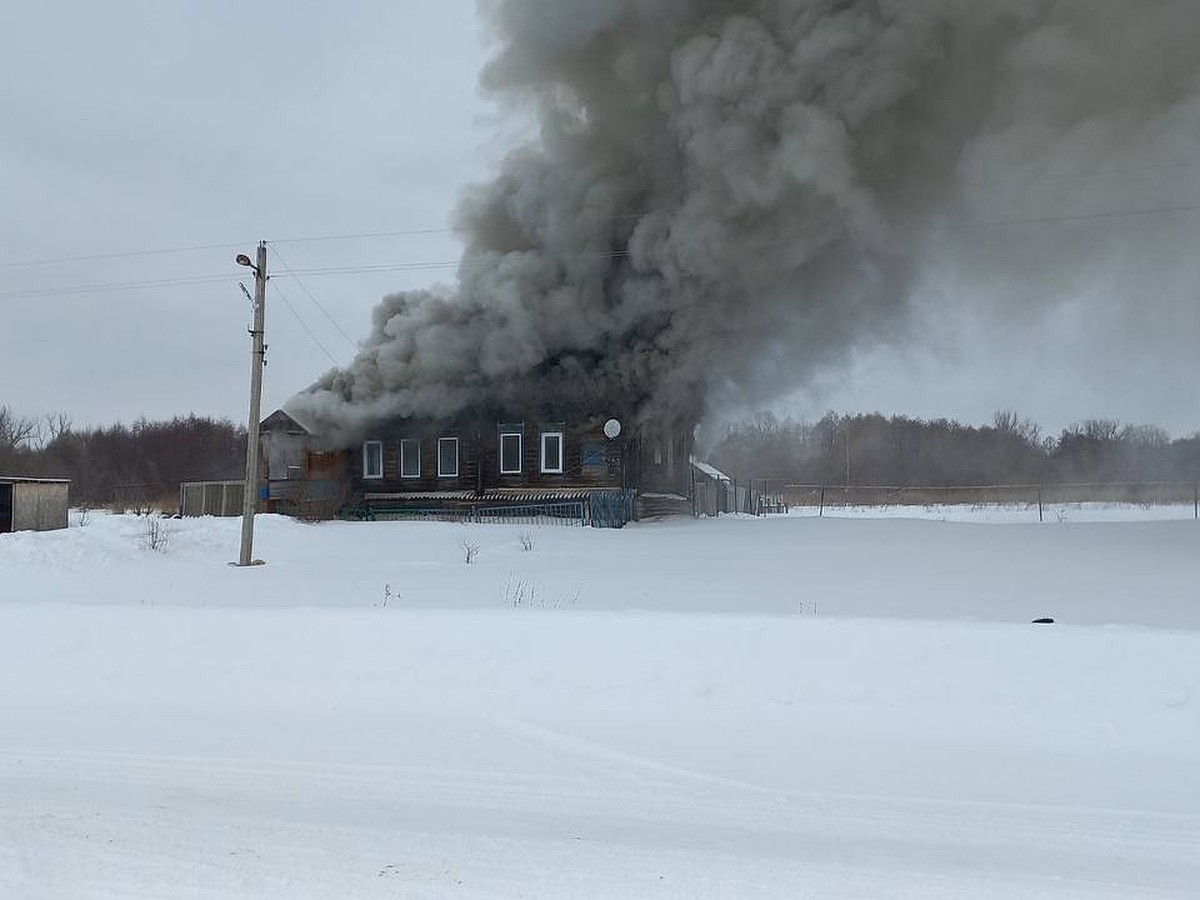 В поселке Садовое Ульяновской области во время пожара в доме погибли двое  мужчин - KP.RU