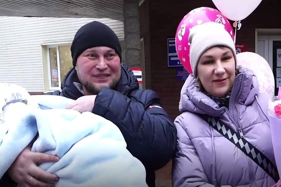 В ДНР поздравили семью ветерана с рождением дочери. Фото: Филиал фонда «Защитники Отечества» в ДНР