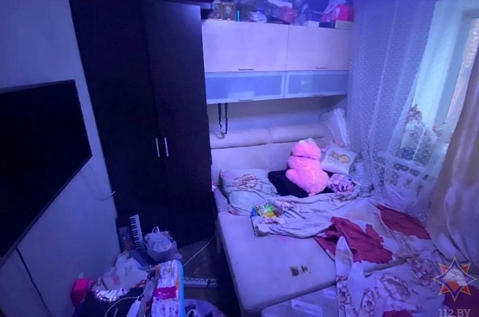 В Витебске в кровати, где спали мама с ребенком, загорелся повербанк. Фото: МЧС.