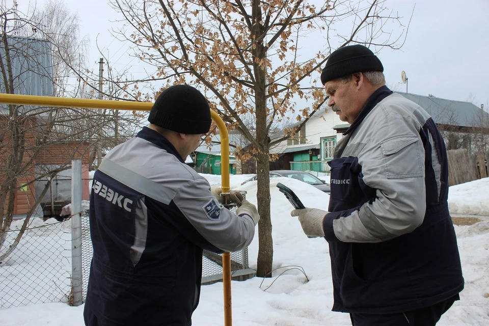 Специалисты АО "ГАЗЭКС" подключают газ. Фото: Виктория Севастьянова