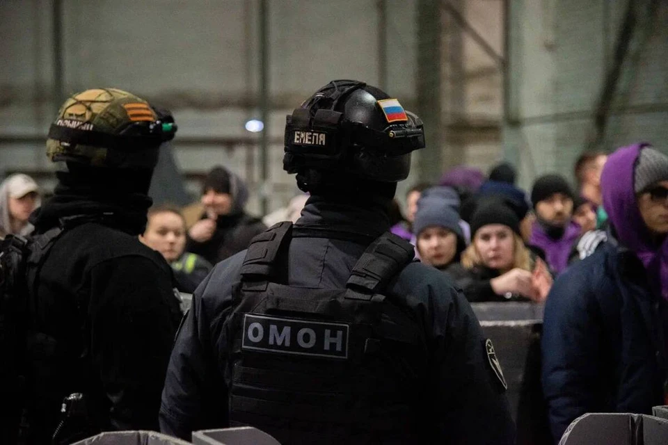 Полицейские провели рейд в одном из сортировочных центров Красноярска. Фото: МВД по Красноярскому краю