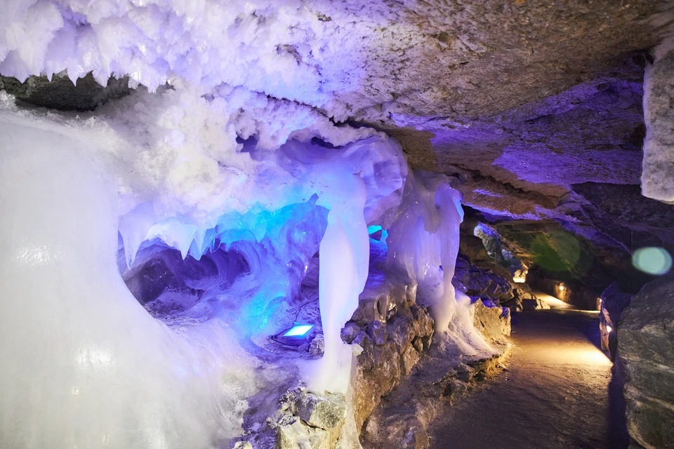 В этом году лед в пещере особенно красив.
