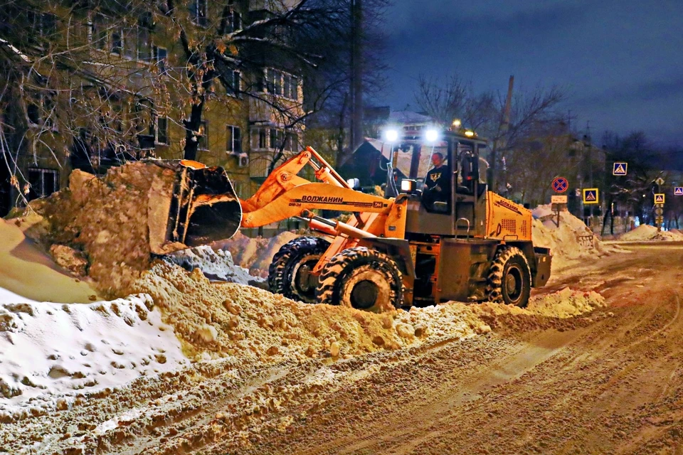 Работа по расчистке улиц города от снега ведутся и днем, и ночью. Фото: Администрация г.о. Самара.