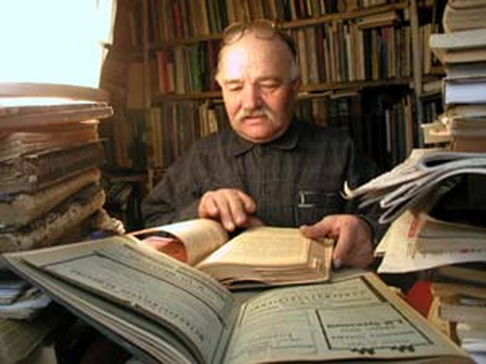 Владимир Шовкун в своей подземной библиотеке.