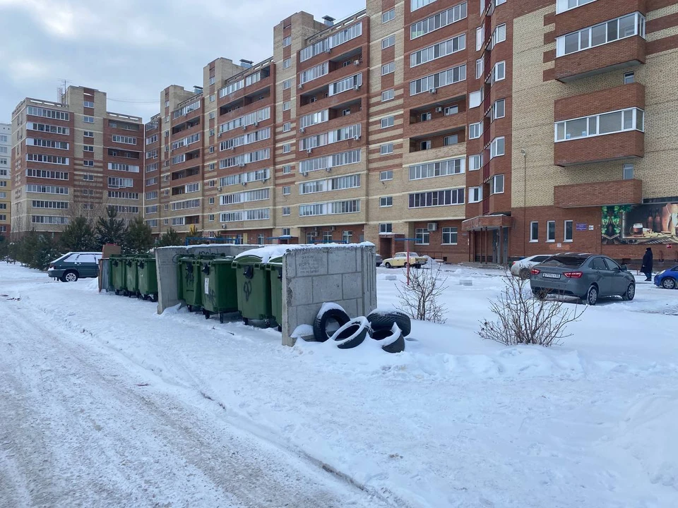 Тело девочки нашли в одном из мусорных баков во дворе многоэтажки в Нефтяниках. Фото: СУ СКР по Омской области