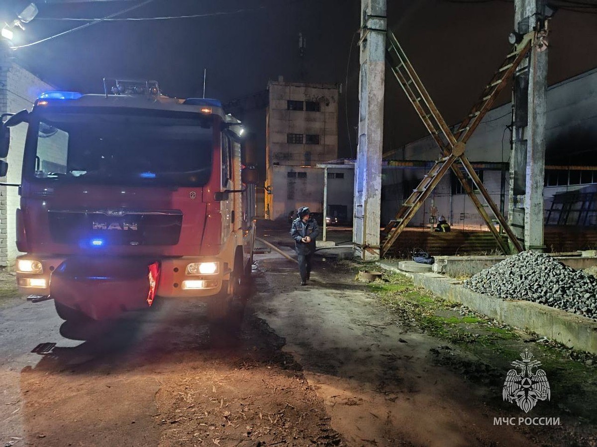 В Калининграде ночью случился пожар на территории предприятия  «Балтрыбстрой» - KP.RU