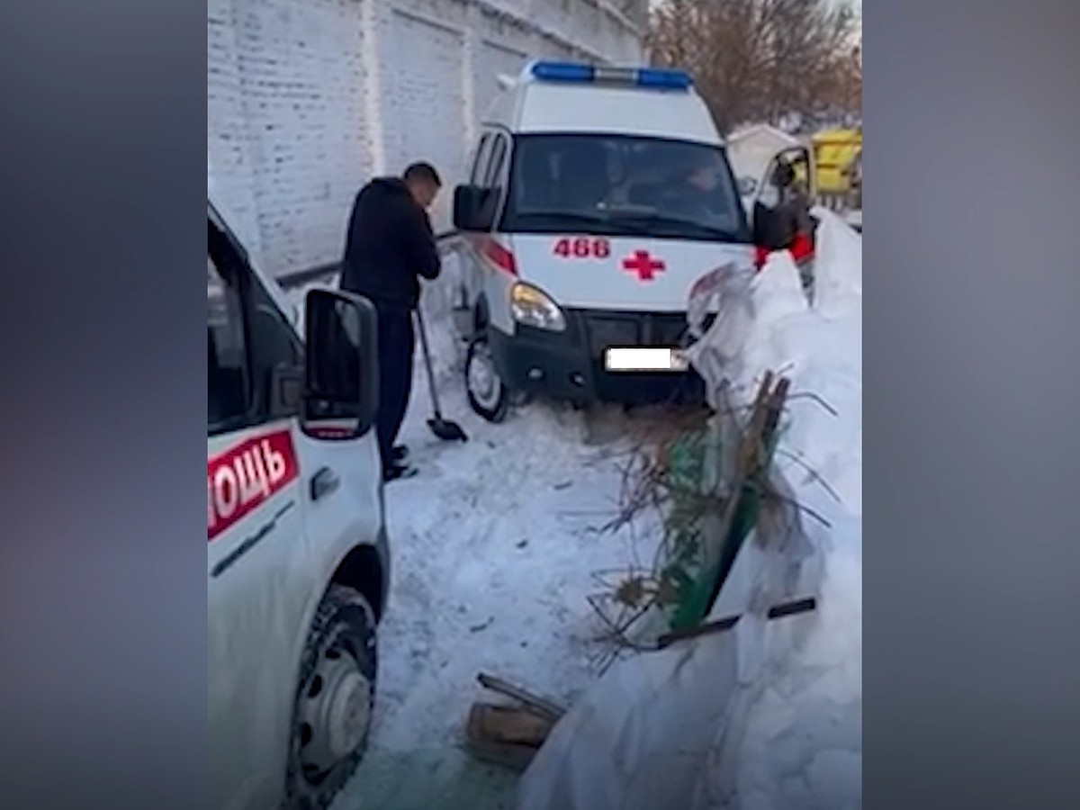 В Самаре скорая помощь застряла в нечищеном от снега дворе на Садовом  проезде - KP.RU