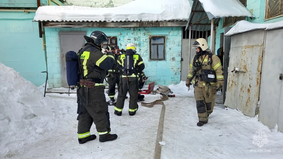 Согласно замыслу учений, пожар произошел в результате короткого замыкания в одном из кабинетов. Фото: МЧС Свердловской области