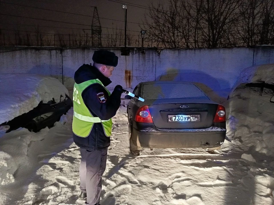 По предварительным данным, 49-летний мужчина ехал по улице Балакинская, а потом выехал на встречку. Фото: ГИБДД Свердловской области