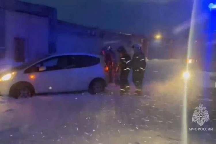 Норильские пожарные во время шторма вызволили из снежной ловушки местного жителя