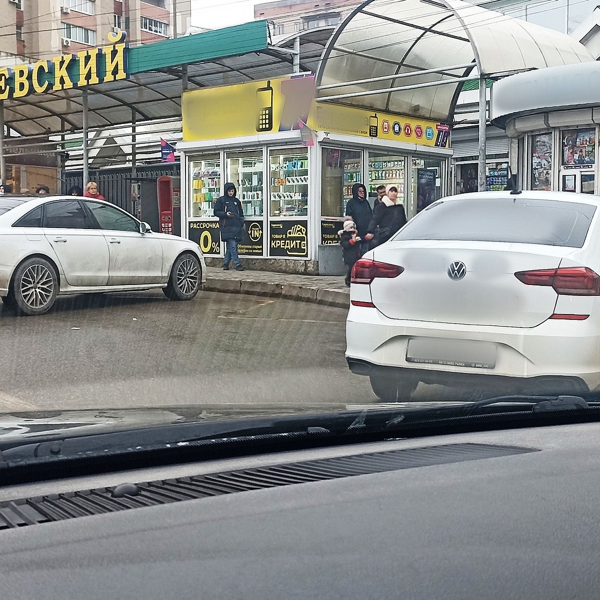 Стояли на остановке: в Крыму водителей наказали за незаконную парковку -  KP.RU