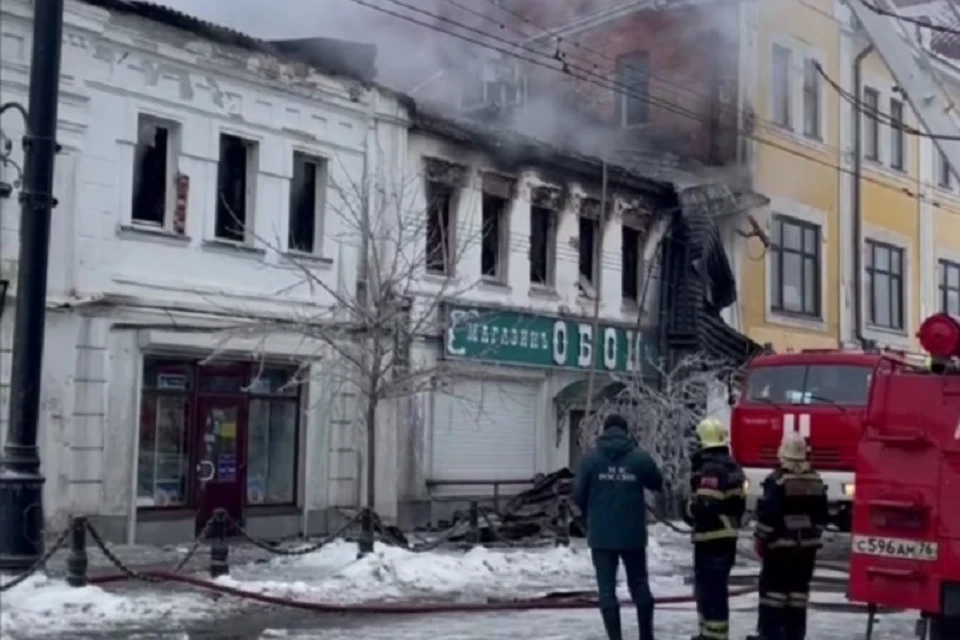 Причины возгорания здания на улице Крестовой в Рыбинске пока не известны.