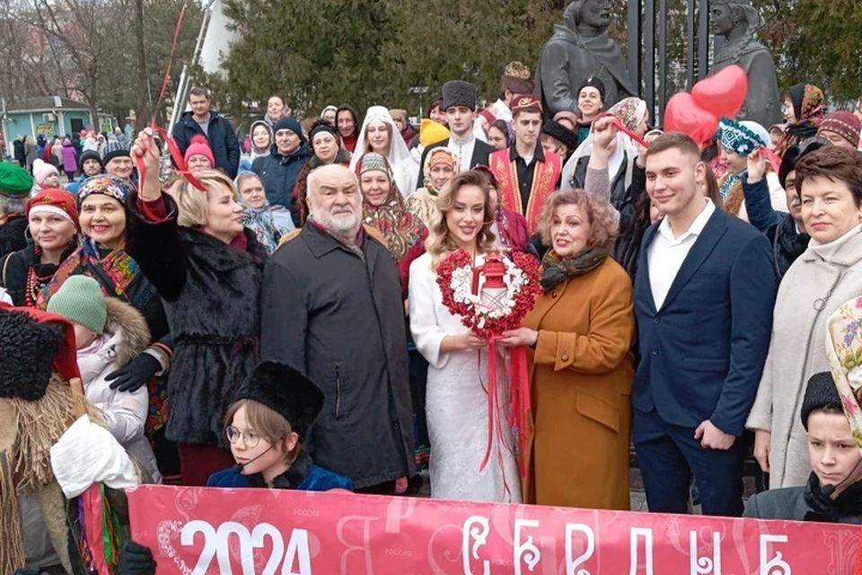 Жители донской столицы собрались сегодня около памятника Петру и Февронии. Фото: сайт правительства Ростовской области