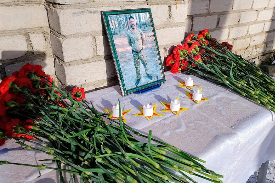 Доску памяти Александра Тихомирова установили на фасаде школы №5 в Кимрах Фото: vk.com/kimryschool5