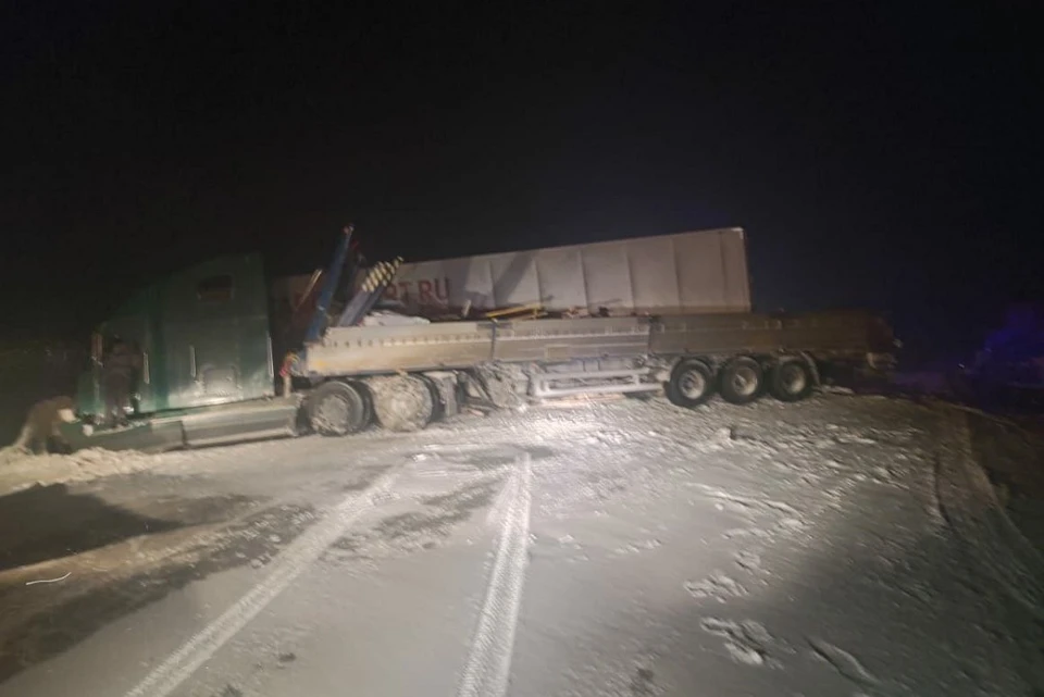 Водитель грузовика погиб в аварии. Фото: Госавтоинспекция Новосибирской области