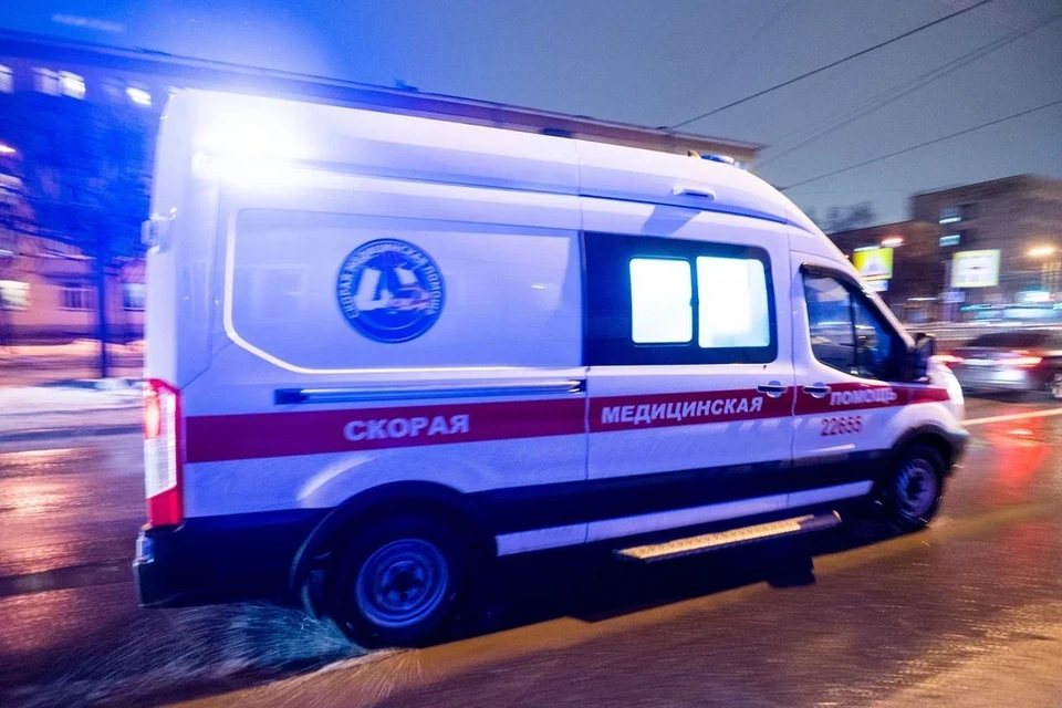 Четырехлетний мальчик попал в больницу после падения из окна в Ленобласти.