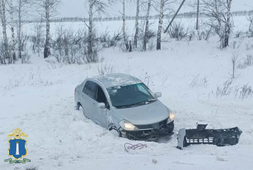 На трассе под Ульяновском водитель «Ниссана» не справился с управлением и автомобиль улетел в кювет. Фото Госавтоинспекция Ульяновской области