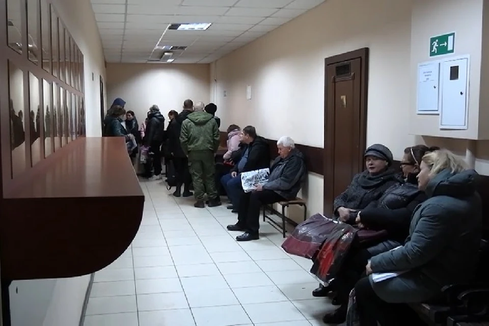 Жители жалуются, что не могут попасть к специалистам на прием и вынуждены часами выстаивать очереди. Фото (архив): МВД ДНР