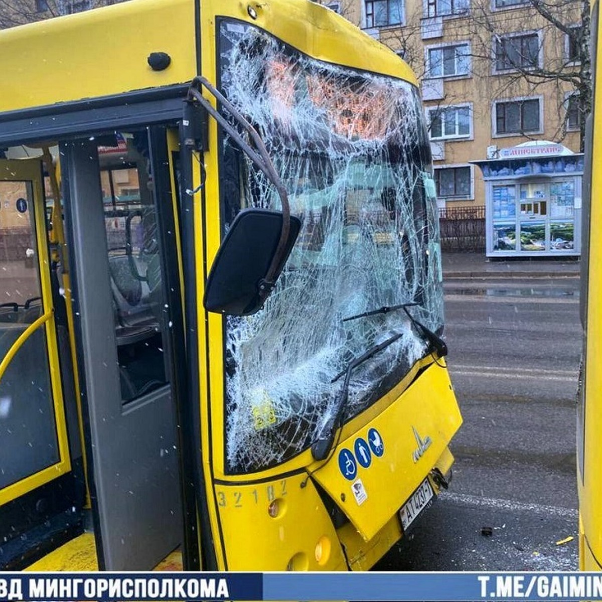 Уснул за рулем». ГАИ назвала причину жесткого столкновения двух городских  автобусов в Минске - KP.RU