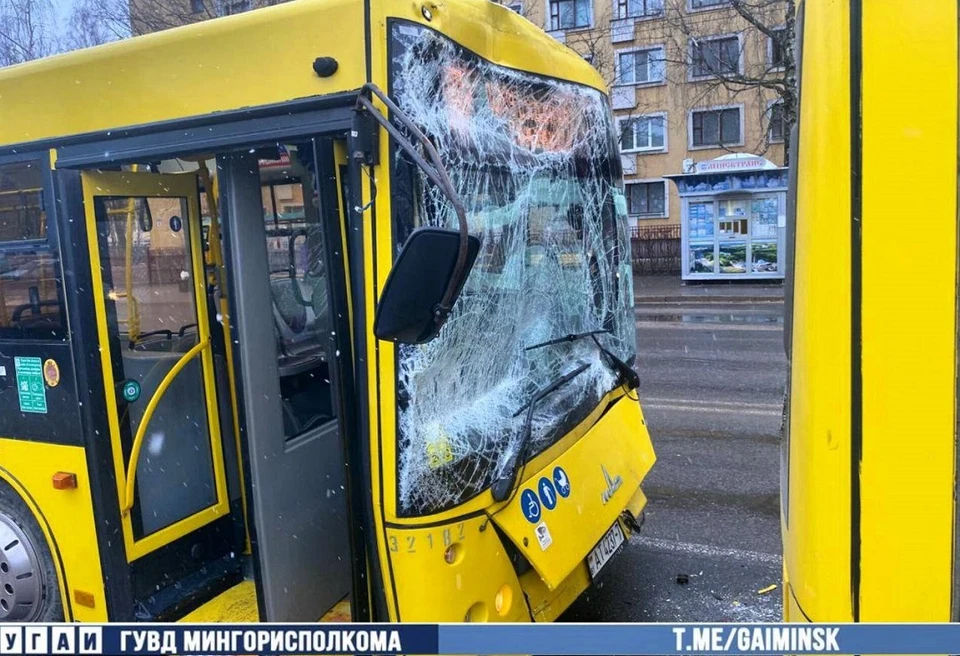В Минске водитель автобуса уснул за рулем и врезался в другой. Фото: УГАИ ГУВД Мингорисполкома.