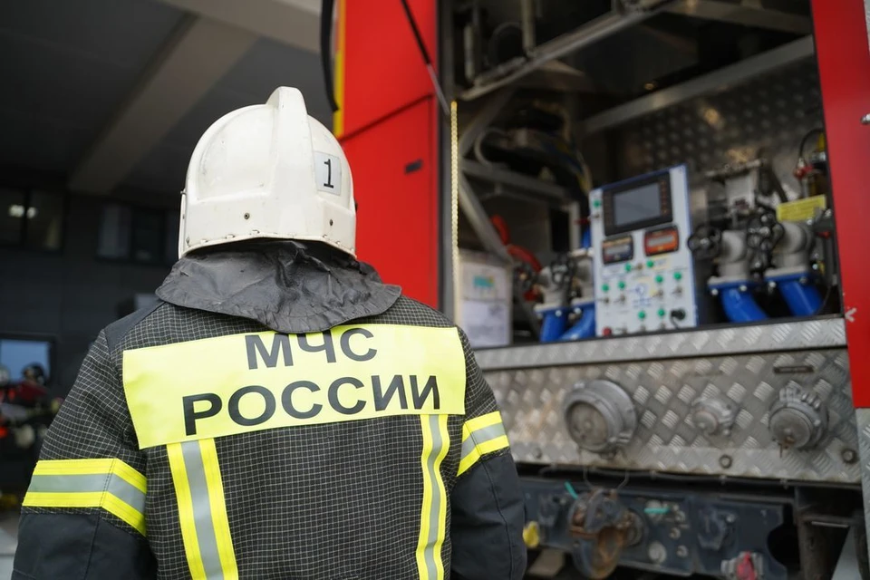 Сильный пожар вспыхнул в бараке в Новосибирске.