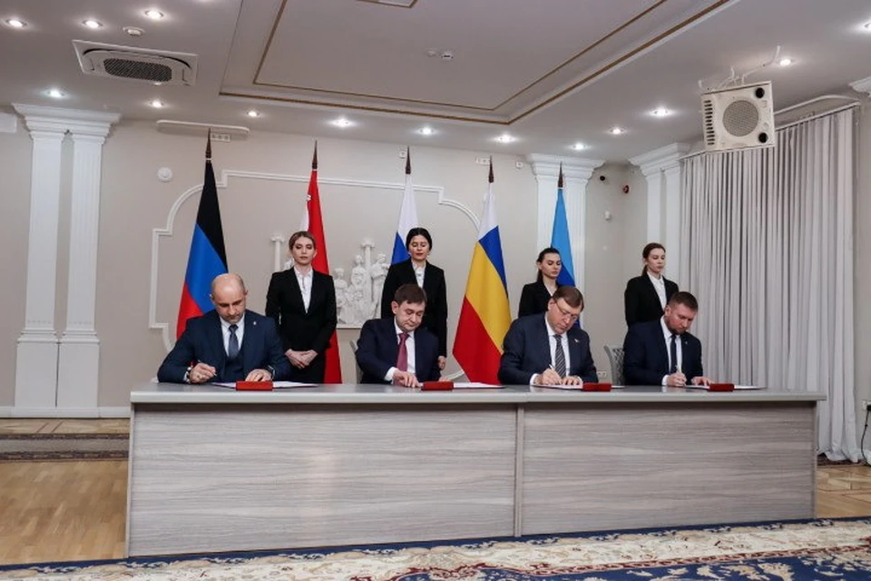 Руководители законодательных органов четырех регионов подписали соглашение о межпарламентском сотрудничестве. Фото: ТГ/Жога