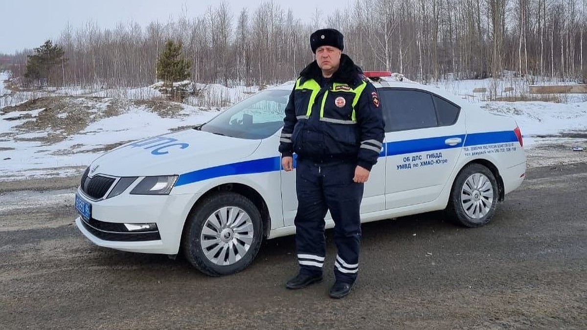 В Югре сотрудники ДПС помогли женщине, которая застряла на дороге с  маленьким сыном - KP.RU