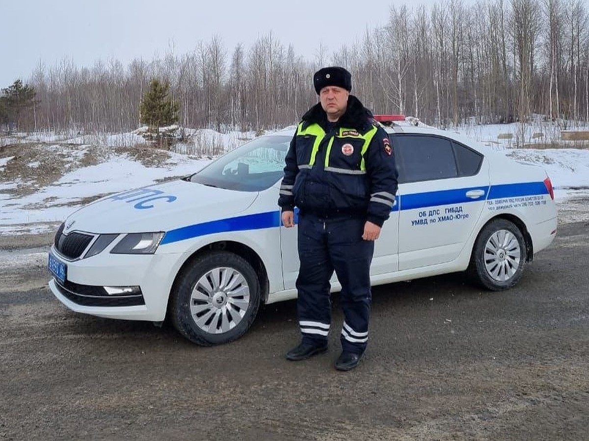 В Югре сотрудники ДПС помогли женщине, которая застряла на дороге с  маленьким сыном - KP.RU