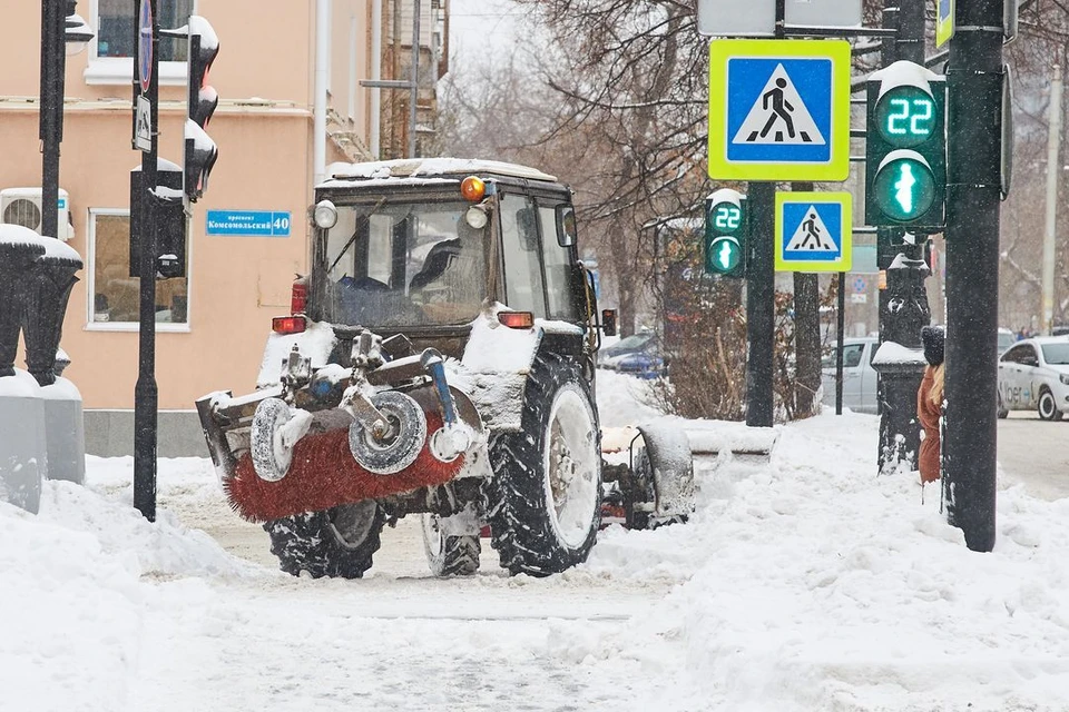 Глава Новосибирска поручил срочно очистить дворы от снега.