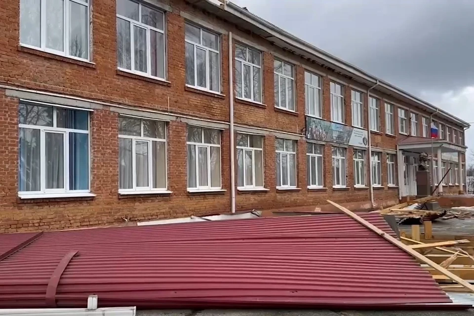 Ураганный ветер сорвал крышу со школы на Кубани