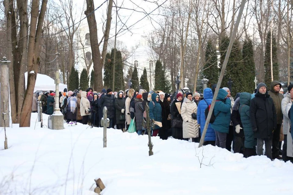 Тысячи верующих пришли к часовне блаженной Ксении Петербургской на Смоленском кладбище.