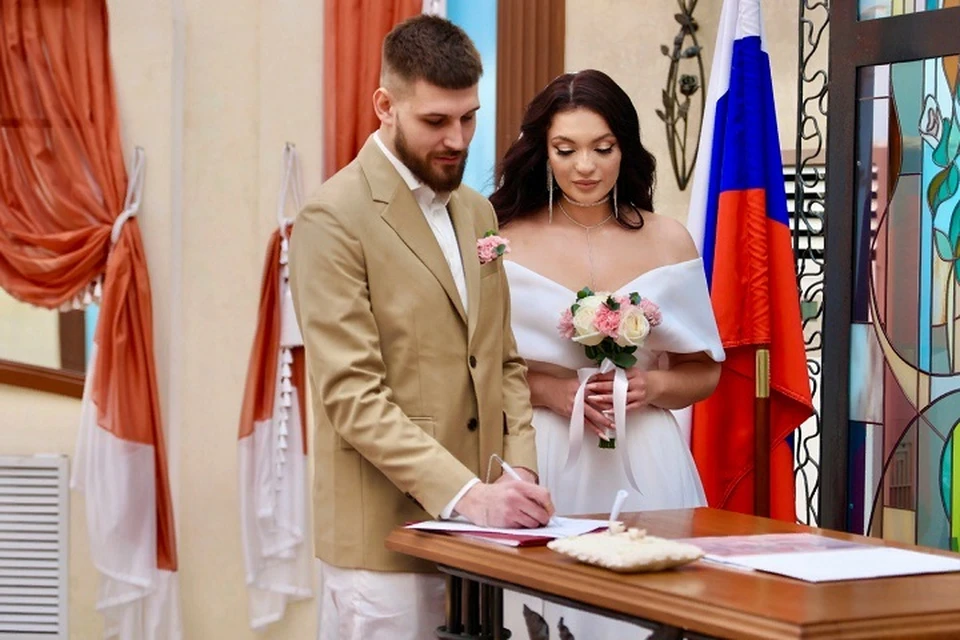 Бракосочетание состоялось в районном отделении ЗАГС. Фото: пресс-служба Альметьевского района.