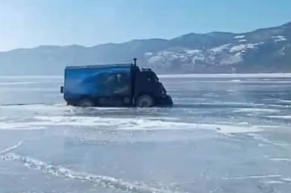 Грузовик провалился под лед на Байкале