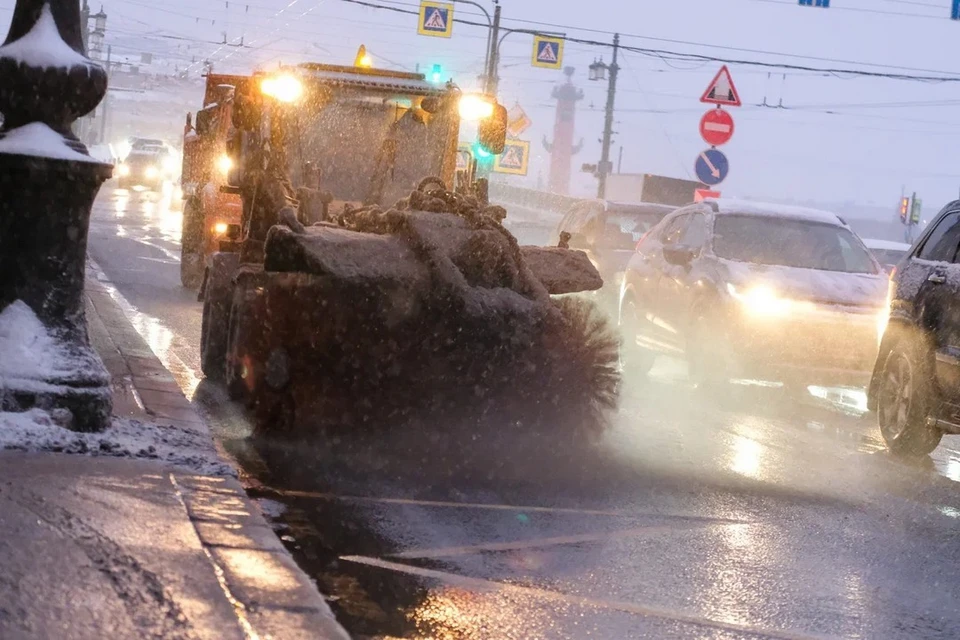 Уборка трасс в Ленобласти от наледи и снега идет в усиленном режиме.