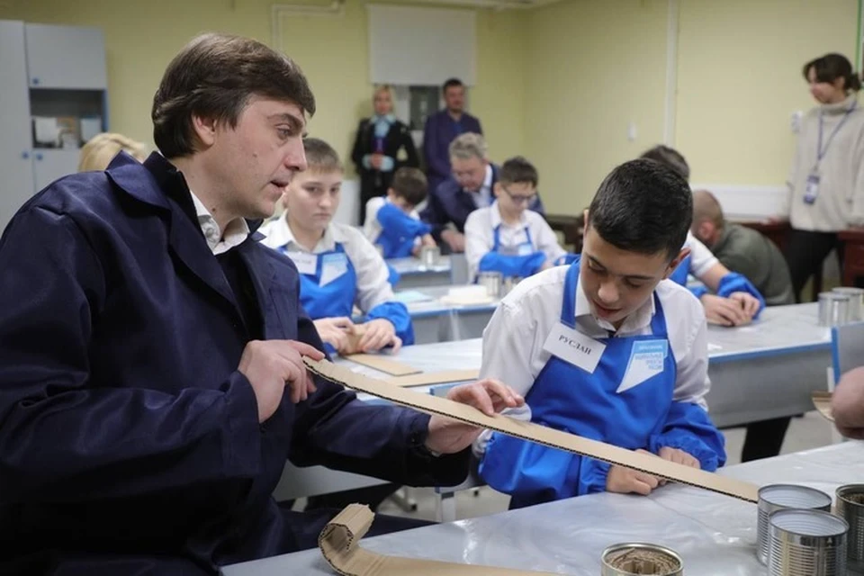 Министр просвещения РФ провел урок труда в школе. Фото: соцсети губернатора Ставропольского края