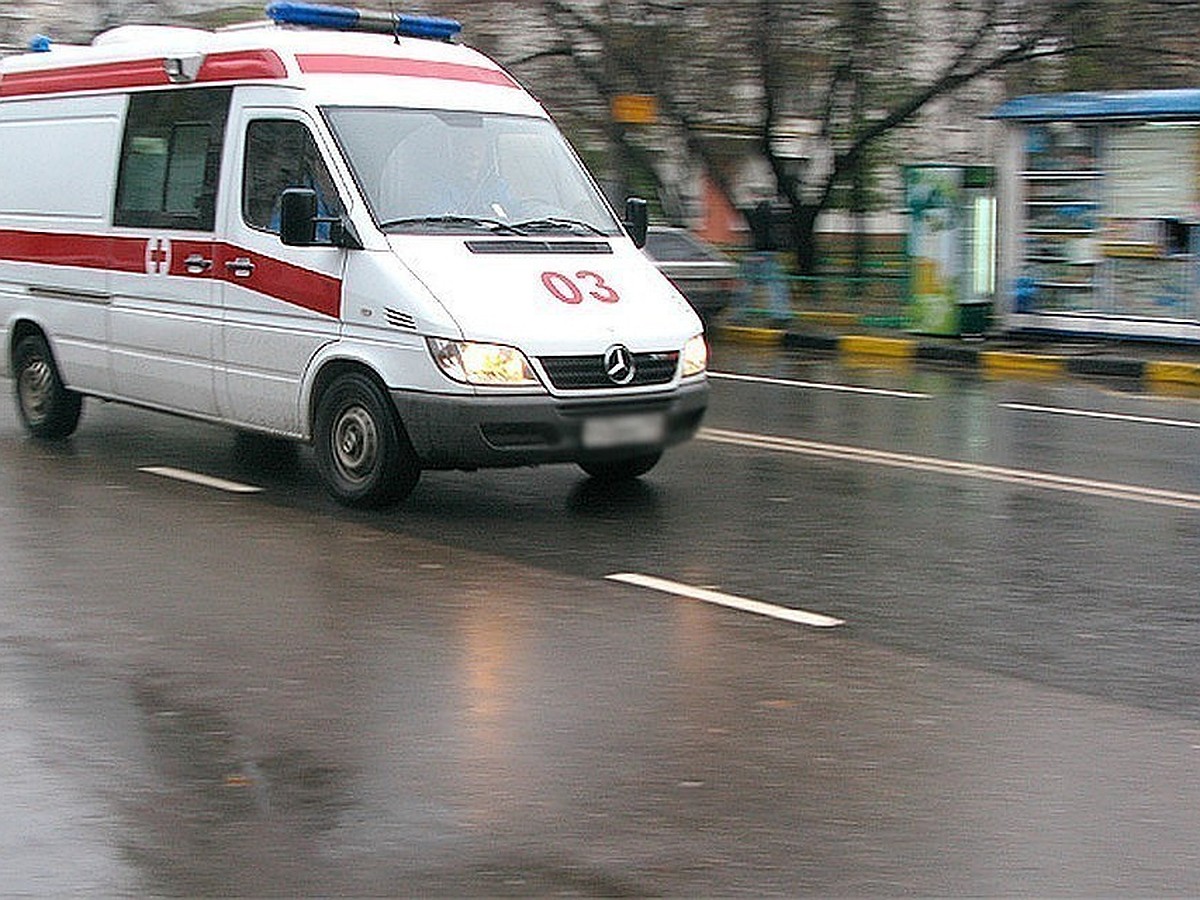 Мужчину с перилами в голове обнаружили в подъезде дома в центре Петербурга  - KP.RU