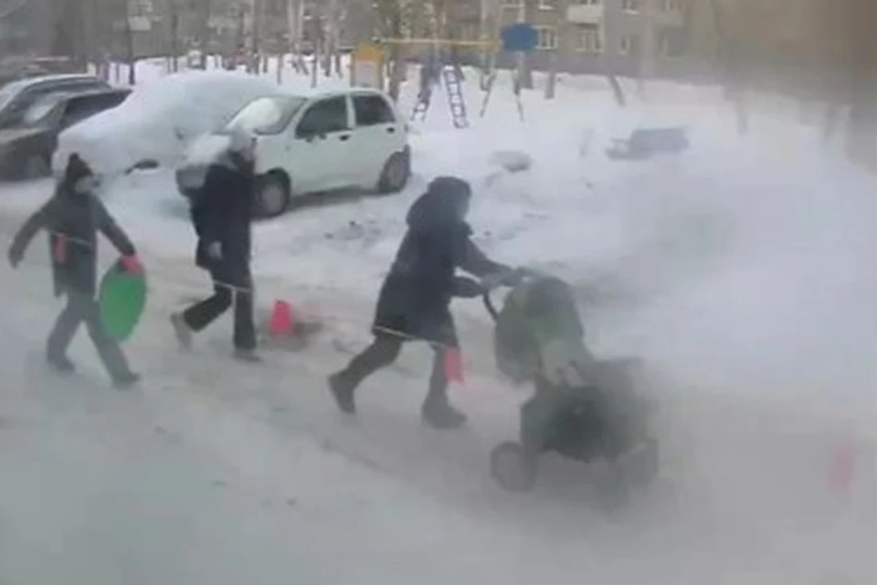 В Новосибирске подростки украли детскую коляску из подъезда многоэтажки. Фото: скриншот