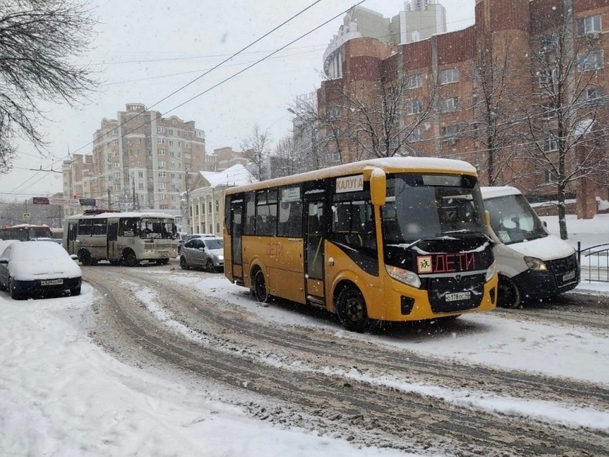 В Калуге образовалась пробка из-за ДТП со школьным автобусом - KP.RU