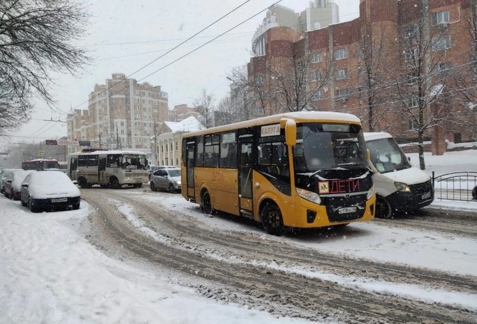 Школьный автобус попал в ДТП на улице Гагарина