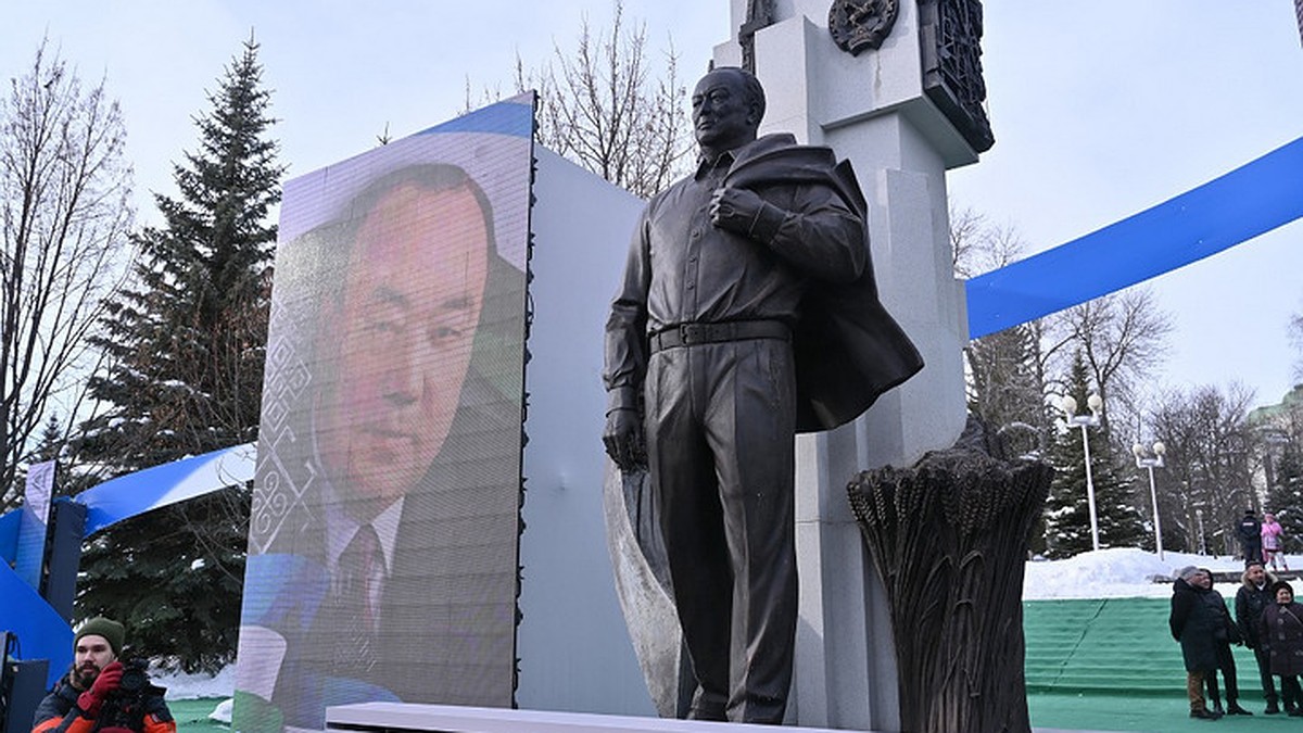 В Уфе торжественно открыли памятник первому президенту Башкирии Муртазе  Рахимову - KP.RU