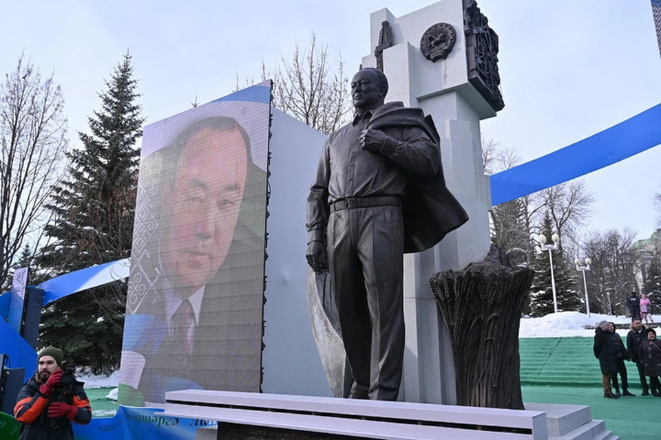 Монумент в честь Муртазы Рахимова установлен в парке имени Ленина в Уфе. Фото: пресс-служба главы РБ