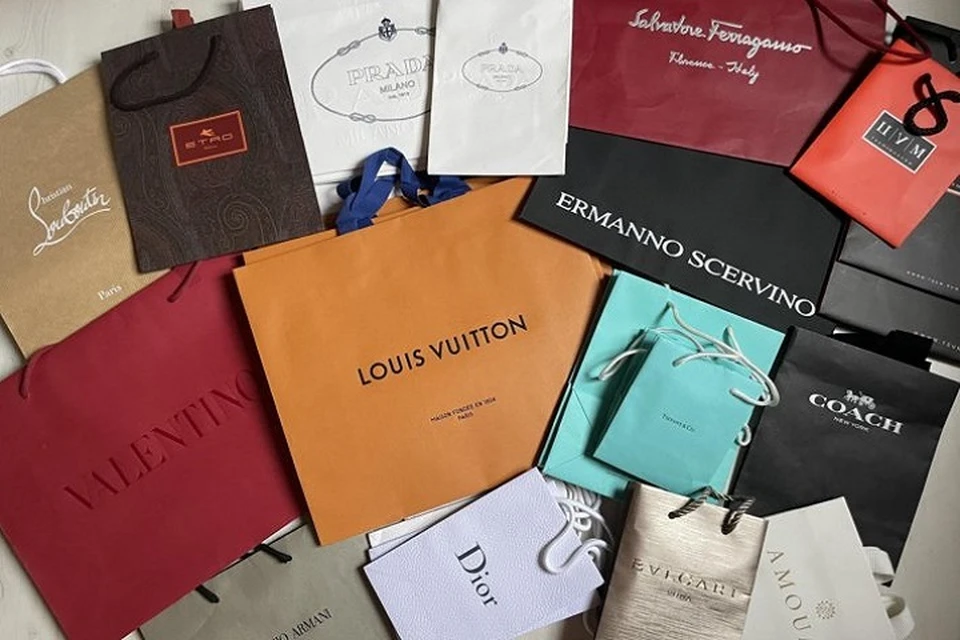 Бумажные пакеты от известных брендов стали модными аксессуарами. Фото с сайта youla.ru