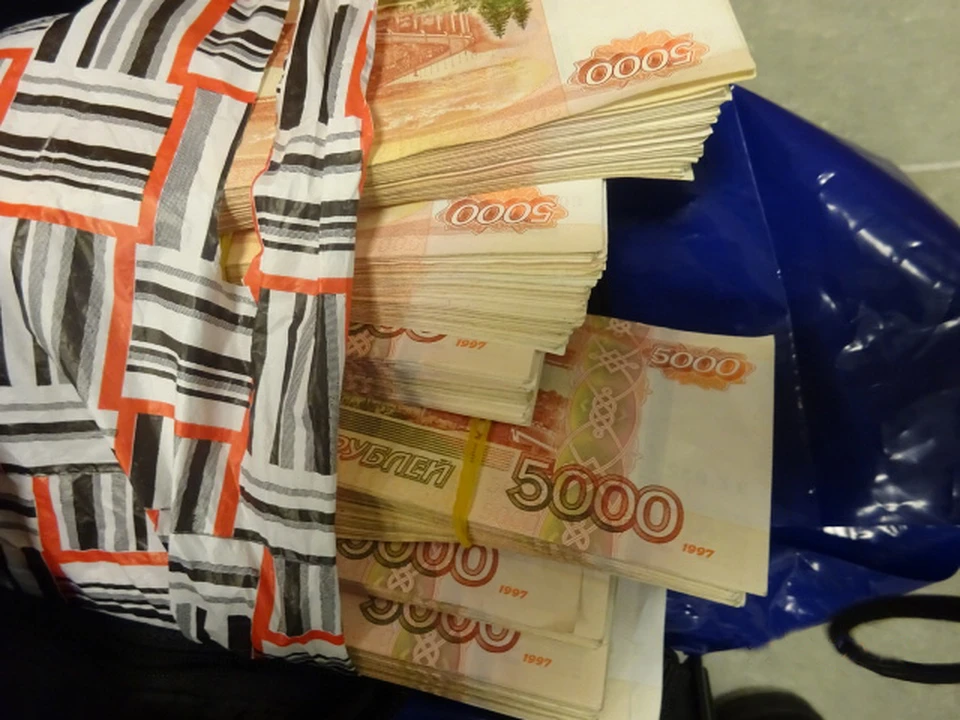 Женщина, прилетевшая в Самару с крупной суммой денег, может попасть под уголовную статью / Фото: Самарская таможня